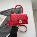 Bolso acolchado rojo con cierre dorado y correa ajustable en un entorno minimalista - Rojo