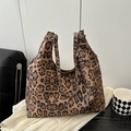 Borsa tote leopardata con occhielli metallici e ampia tracolla su tessuto bianco - Cachi