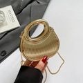 Borsa da sera in acrilico dorato con strisce verticali e tracolla a catena - Oro