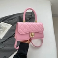 Bolso acolchado rosa chic con acabado brillante y cierre giratorio dorado para invierno - Rosa