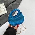 Borsa a mano blu elettrico in acrilico con trama a pieghe e catena dorata - Blu