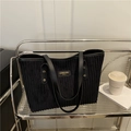 Grande borsa tote in velluto a coste nero con manici in pelle e logo dorato su scaffale - Nero