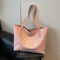 Große rosa Einkaufstasche mit geprägtem M-Buchstaben und Monogramm-Druckmuster - Rosa