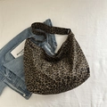 Grande borsa hobo in tela leopardata con tracolla regolabile e stile casual - Marrone
