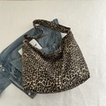 Grande borsa tote in tela con stampa leopardata e tracolla regolabile per uno stile casual - Cachi
