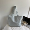 Grand sac cabas en nylon bleu clair avec finition texturée et larges bandoulières - Bleu