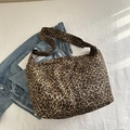 Borsa tote in tela con stampa leopardata e tracolla regolabile ampia su denim - Marrone