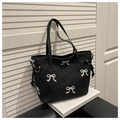 Detalle de bolso shopper acolchado negro con lazos bordados y cordones laterales - Negro