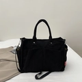 Bolso tote de pana negra con asas dobles y detalle de etiqueta roja de moda - Negro