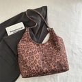 Chique hobo-tas met luipaardprint, bruine fluwelen textuur en brede schouderriem - Bruin