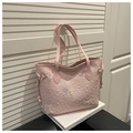 Detalle del bolso tote de cuero rosa texturizado con lazos coloridos y cordones laterales - Rosa