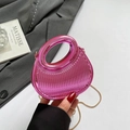Bolso de mano rosa metalizado plisado con asa redonda y correa de cadena dorada - Rosa