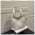 Detalle del bolso tote acolchado blanco con letras en relieve y lazos de colores - Blanco