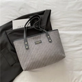 Grijze corduroy tote bag met zwarte leren handvatten en gouden klinknagels voor dames - Grijs