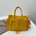 Bolso tote grande de pana amarilla con bolsillos frontales y correa ajustable - Amarillo