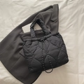 Schwarze Tragetasche mit Herzsteppung, Kordelzug und leichtem Puffer-Design - Schwarz