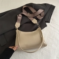 Bolso bandolera de media luna crema con correa ancha con patrón geométrico retro - Caqui