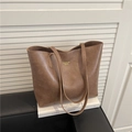 Grande borsa tote in pelle marrone con stampa Fashion Bags in un ambiente studio - Cachi