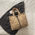 Gesteppte Tragetasche in Hellkhaki mit Herzmuster und Kordelzugverschluss für Damen - Khaki