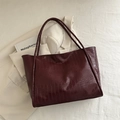 Donkerrode tote bag met krokodillenprint van zacht kunstleer voor dames - Bordeauxrood