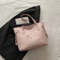 Rosa Tragetasche mit Rautenmuster-Textur und bunten gestickten Schleifen-Motiven - Rosa