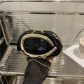 Borsa in pelle verniciata nera con manico ad anello dorato e tracolla a catena - Nero