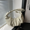Borsa hobo minimalista bianco crema con texture plissettata e dettaglio del nodo - Beige