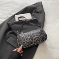 Bolso de hombro con estampado de leopardo clásico en marrón y negro con cremallera - Negro