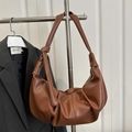 Bolso de hombro tipo nube marrón caramelo en cuero suave con diseño plisado de media luna - Marrón
