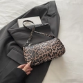 Bolso de hombro retro con estampado de leopardo, herrajes plateados y cremallera - Marrón