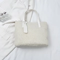Borsa a secchiello bianca in pelliccia sintetica con eleganti manici in pelle - Bianco