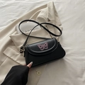 Elegante schwarze Lederumhängetasche mit rosa Schmetterlingsstickerei und Goldteilen - Schwarz