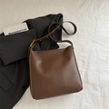Bolso tipo cubo minimalista marrón oscuro con correa ajustable y detalles dorados - Marrón