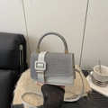 Elegante silberne Handtasche mit glitzernden Strasssteinen und Riemen für Damen - Silber