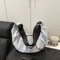 Sac bandoulière minimaliste bleu clair style dumpling avec large sangle noire - Bleu