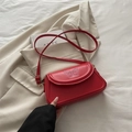 Rote Umhängetasche mit Schmetterlingsstickerei auf einem eleganten beigen Blazer - Rot