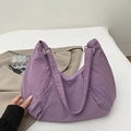 Bolso hobo minimalista de nailon morado con correa ajustable y textura plisada - Morado