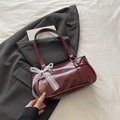 Bolso tipo almohada burdeos con lazo de encaje blanco y remaches sobre blazer chic - Rojo