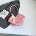 Bolso tote de tweed rosa con apertura en V y cinta blanca sobre blazer gris - Rosa