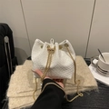 Bolso saco trenzado blanco con cadena dorada y colgante de perla de estilo casual - Blanco