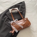 Bolso baguette marrón vintage con detalle de lazo de encaje blanco y remaches metálicos - Marrón