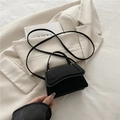Mini borsa quadrata nera minimalista in tessuto opaco con manico e tracolla sottile - Nero
