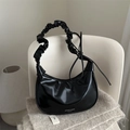 Borsa a spalla nera lucida a forma di gnocco con manico a pieghe e logo moda - Nero