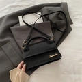 Borsa a tracolla minimalista nera in pelle scamosciata con elegante logo in oro - Nero