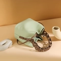 Δερμάτινη τσάντα bucket σε πράσινο μέντας με καφέ αλυσίδα και λουράκι ώμου - Matcha Πράσινο