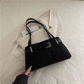 Grande borsa tote nera in camoscio con dettaglio cintura e fibbia argento - Nero