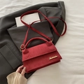 Elegante borsa a tracolla rossa in camoscio con logo Leleabo dorato e tracolla regolabile - Rosso