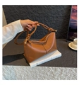 Details einer braunen Ledertasche mit Knoten-Henkel und oberem Reißverschluss-Verschluss - Braun