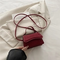 Elegante borsa a tracolla in pelle scamosciata bordeaux con patta su blazer beige - Rosso