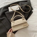 Borsa a tracolla beige minimalista in simil camoscio con logo dorato elegante - Cachi
